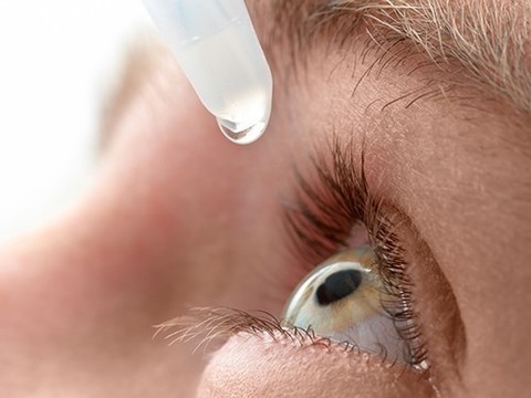 Как правильно закапывать глазные капли?