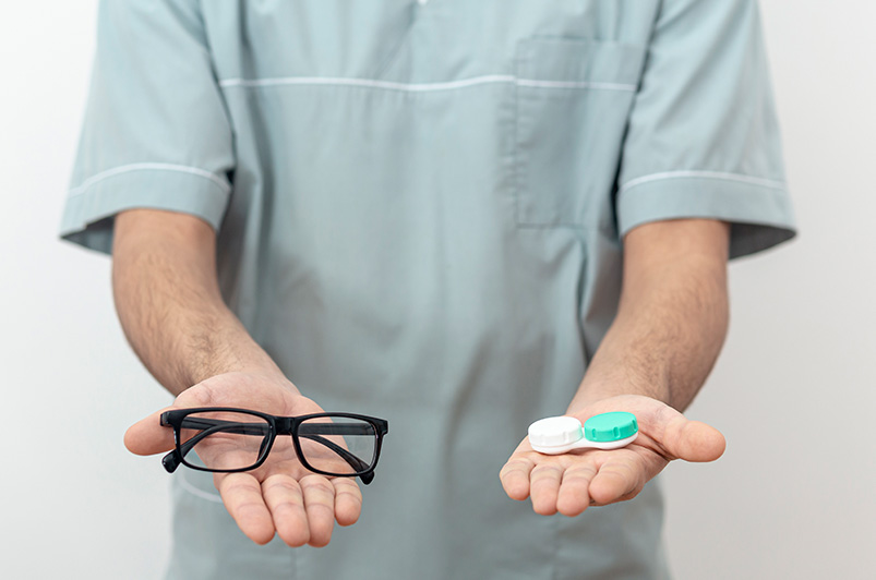 Что лучше носить: очки или контактные линзы?
